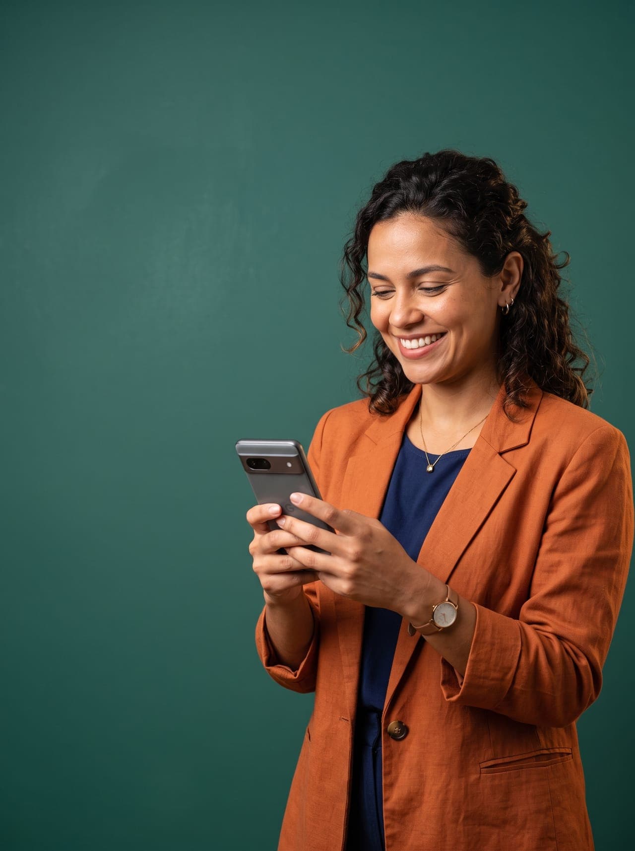 Vendedora consultando o Mervix no celular